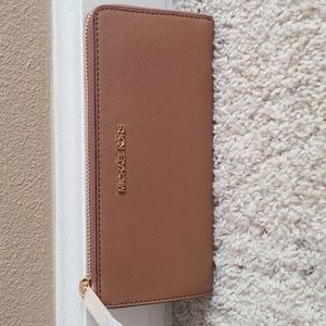 MICHAEL KORS Jet Set Travel Large Saffiano Leather Quarter Zip Wallet